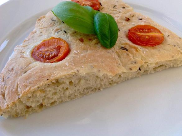 Chia Focaccia mit Rosmarin, Knoblauch und Tomaten