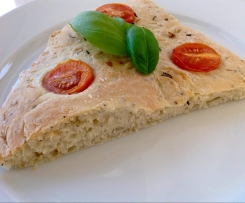 Chia Focaccia mit Rosmarin, Knoblauch und Tomaten