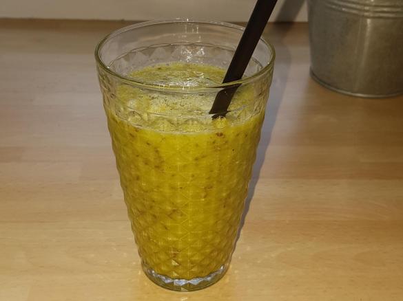 Grüner Smoothie: Orange, Ananas, Minze