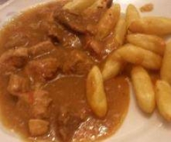 Schweinsgulasch mit Pilzen