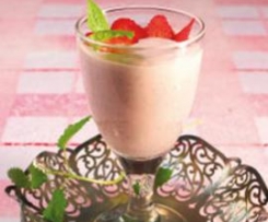 Erdbeerquark mit Zitronenmelisse