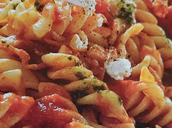 Tomaten-Nudeln mit Speck