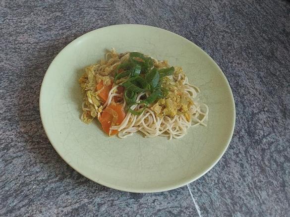 Asia - Nudeln mit Spitzkohl und Karotten