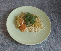 Asia - Nudeln mit Spitzkohl und Karotten