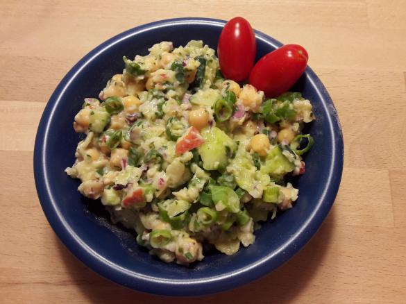 WW Kichererbsen-Gurken-Salat mit Avocado-Dressing