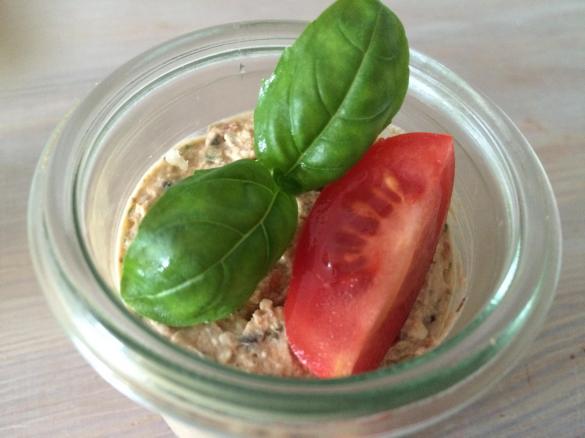 Mediterraner Brotaufstrich mit Feta