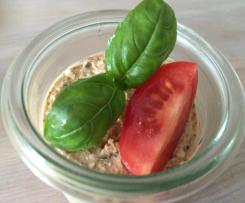 Mediterraner Brotaufstrich mit Feta