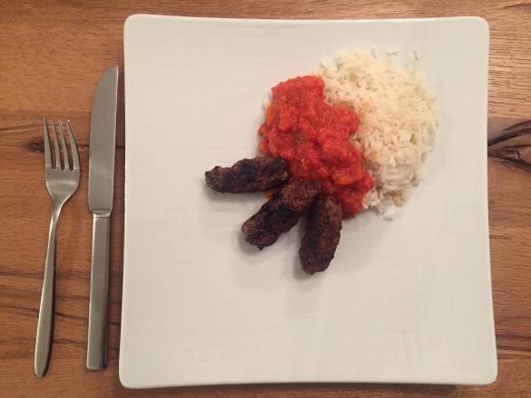 Glyx Cevapcici mit Paprika-Tomaten Sugo und Reis