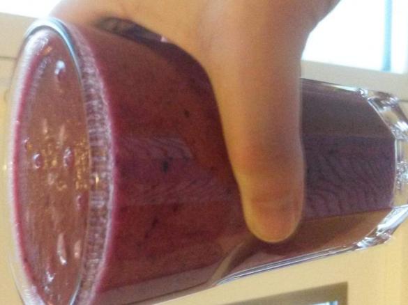 Smoothie mit rotem Salat und Ananas , Banane vegan