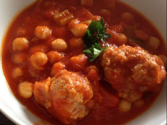 Kichererbsen-Tomateneintopf mit Hackbällchen
