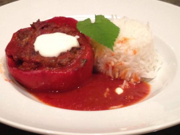 Gefüllte Paprika in Tomatensosse, Reis und Joghurtsauce