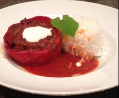 Gefüllte Paprika in Tomatensosse, Reis und Joghurtsauce