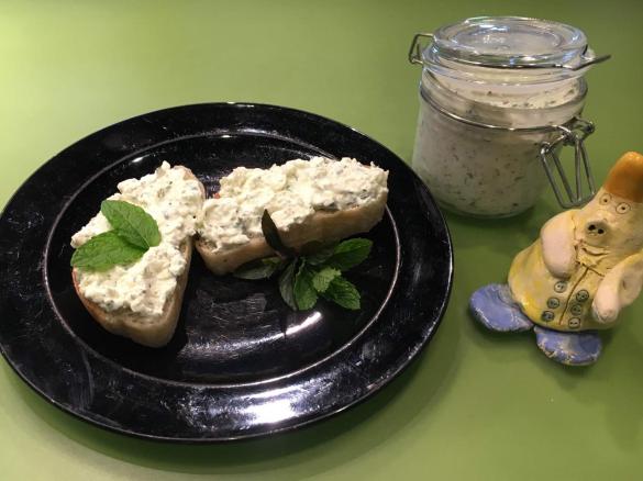 Frischkäse-Minze-Dip verfeinert mit Joghurt und Feta