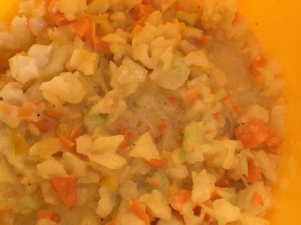 Schneller Rohkostsalat mit Kohlrabi, Karotte, Paprika und Joghurtdressing