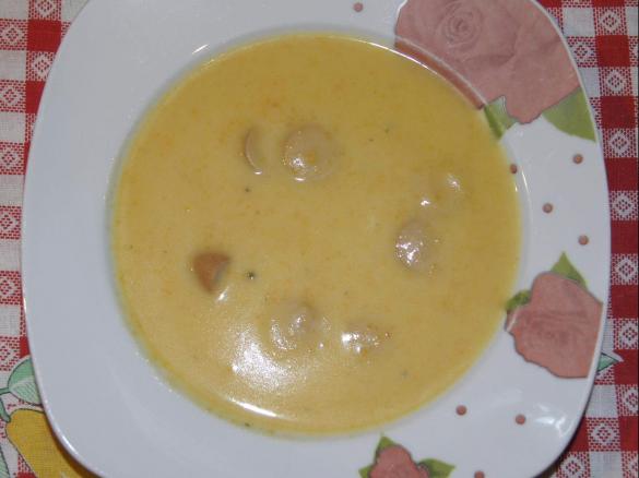 Kartoffelcremesuppe mit Würstchen