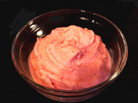 Erdbeer-Buttermilch-Softeis