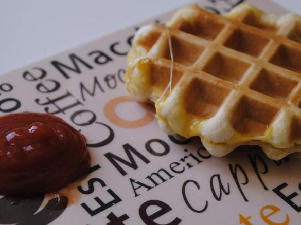 Köstlich knusprig gefüllte Waffelbrötchen