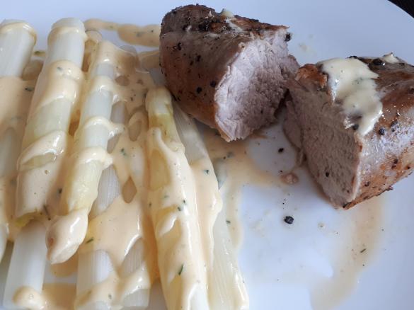 Duroc-Schweinefilet mit Spargel und Estragon-Hollandaise