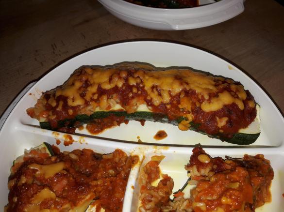 Vegetarisch gefüllte Zucchini