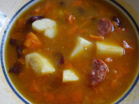 Spanischer Bohneneintopf mit Chorizo, Kidneybohnen und Kartoffeln