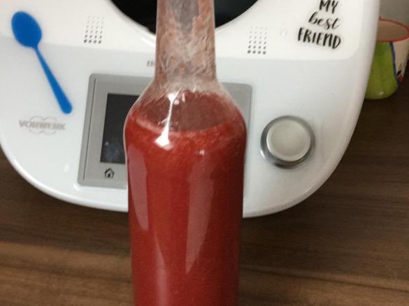 Erbeersirup mit gefrorenen Erbeeren