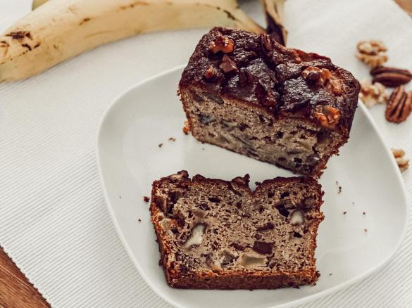 Bananenbrot mit Obst und Nüssen