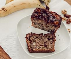 Bananenbrot mit Obst und Nüssen