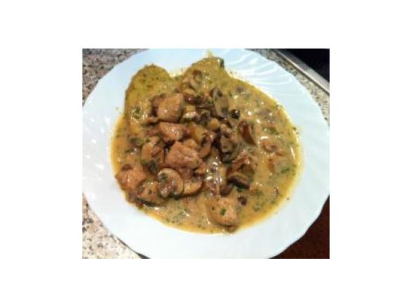 Geschnetzeltes in Champignonrahmsoße mit Servietten-Semmelknödel (TM 31)