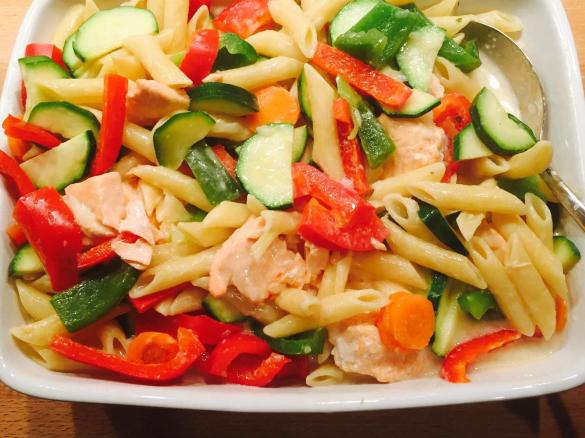 Leichte-Sahne-Nudeln mit buntem Gemüse auf Lachs