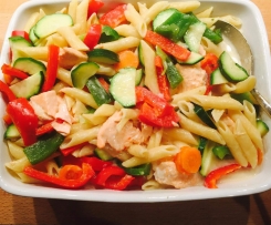 Leichte-Sahne-Nudeln mit buntem Gemüse auf Lachs