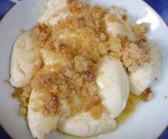 Quarkklößchen mit süßen Bröseln und Zuckerbutter