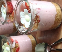 Geschichtetes Erdbeer-Quark-Dessert