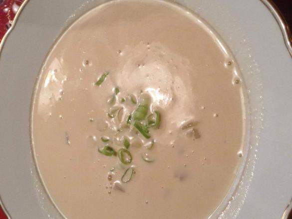 Käsecremesuppe mit Birnenwürfeln