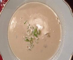 Käsecremesuppe mit Birnenwürfeln