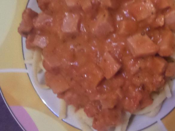 Spätzle mit Wurstgulasch