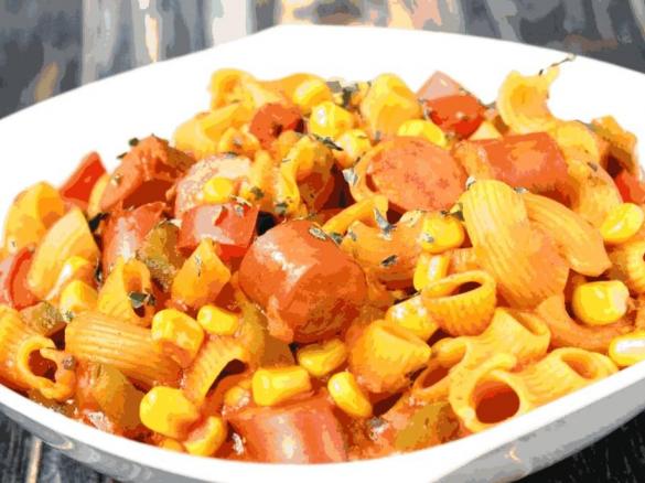 Würstchengulasch mit Hörnchennudeln