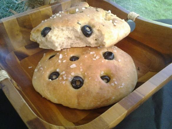 Focaccia mit Oliven und Rosmarin