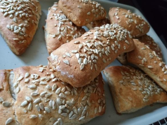 Steirische Dinkelweckerl mit Sonnenblumenkörner