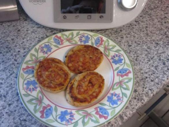 Hefeschnecken mit Schinken-Käsefüllung, Pizzaschnecken, Snack