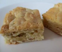Weiße Schokoblondies mit Walnüssen