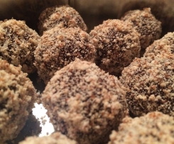 Superschnelle, gesunde, low-carb Energiekugeln (raw bites)