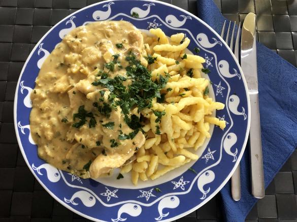 Hähnchengeschnetzeltes mit fruchtiger Apfel-Champignon Soße und Spätzle