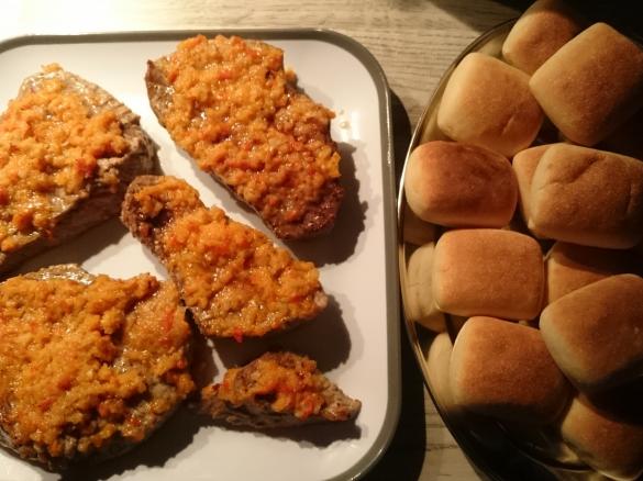 Mediterranes Rinderfilet mit Pizzabrötchen