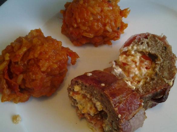 Hackrolle im Baconmantel mit Paprikareis