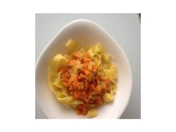 Chicorée -Möhren Gemüse mit Bandnudeln