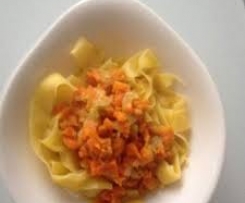 Chicorée -Möhren Gemüse mit Bandnudeln