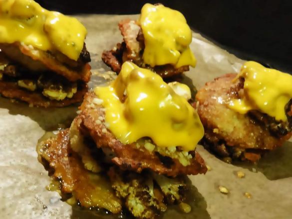 Reibeplätzchen-Turm mit Putenschnitzel, selbst gemachten Röstzwiebeln und Blumenkohl