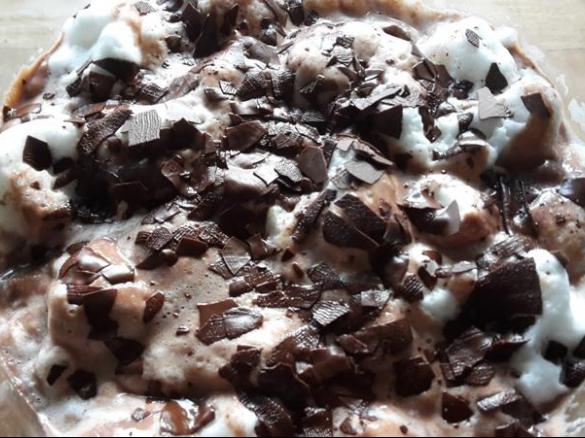 Schokoladenpudding mit Wolken