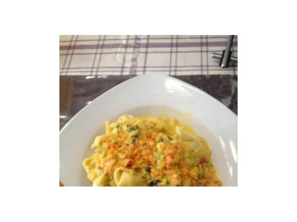 Käsetortellini mit Gemüsesauce