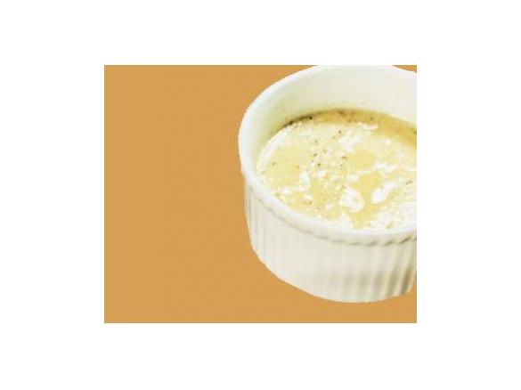 Süße Ziegenkäsecreme mit Erdbeeren im Rotweinsud